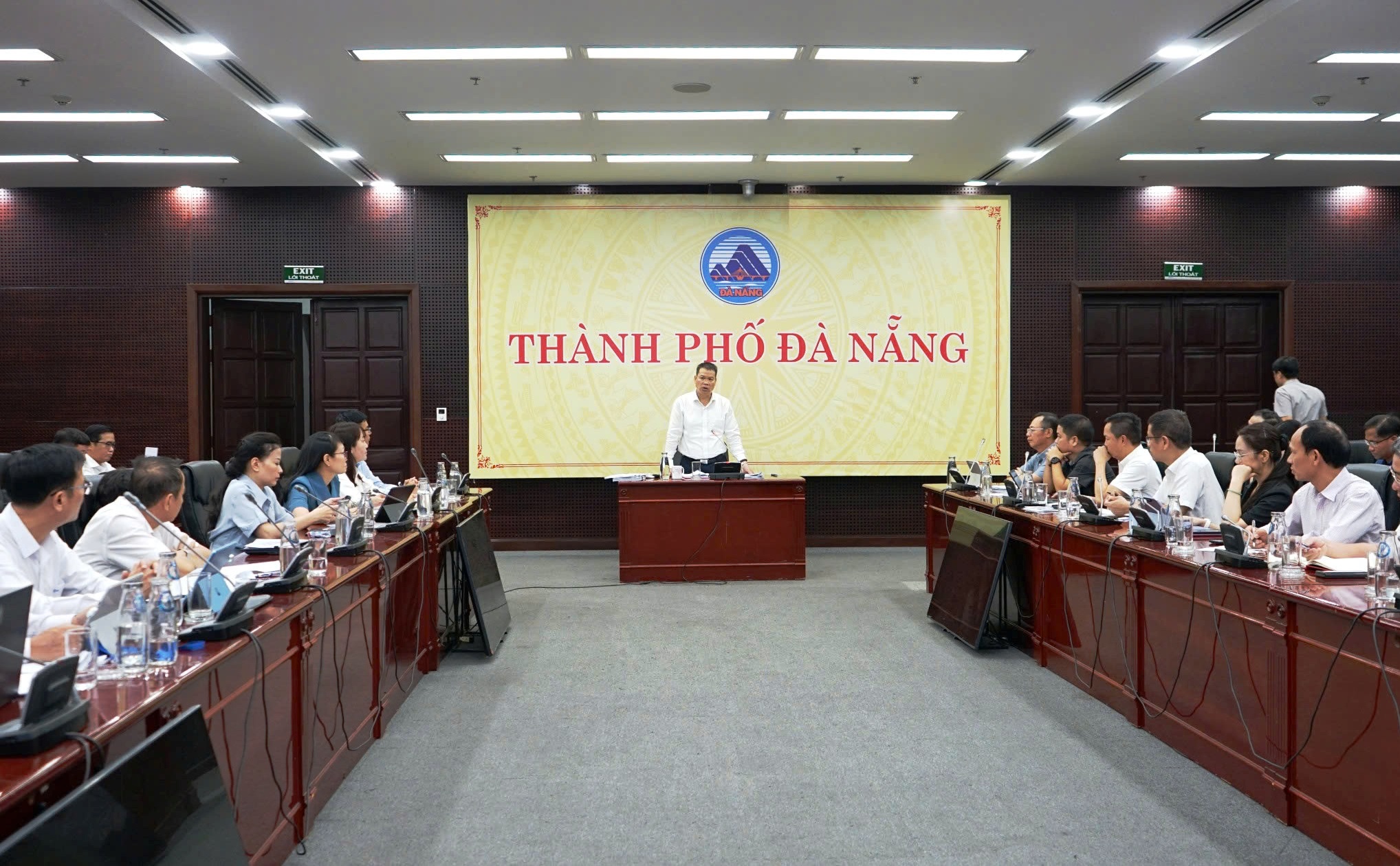 Chủ tịch Đà Nẵng yêu cầu chấm dứt tình trạng xử lý công việc 'vòng vo' - Ảnh 2.