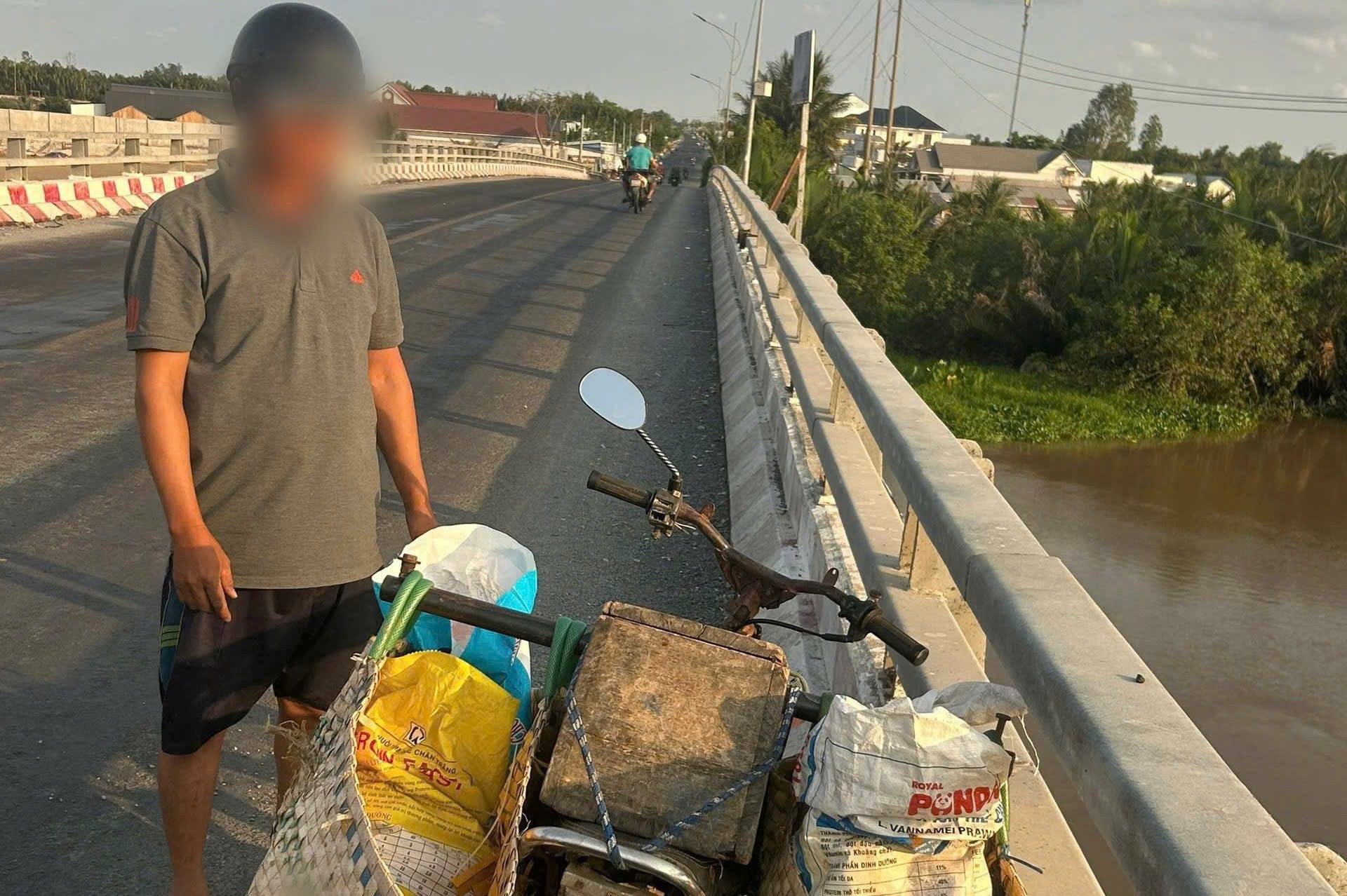 Cần Thơ: Xử lý người vứt mảnh chai, kính vỡ xuống sông Chàng Ré- Ảnh 1.