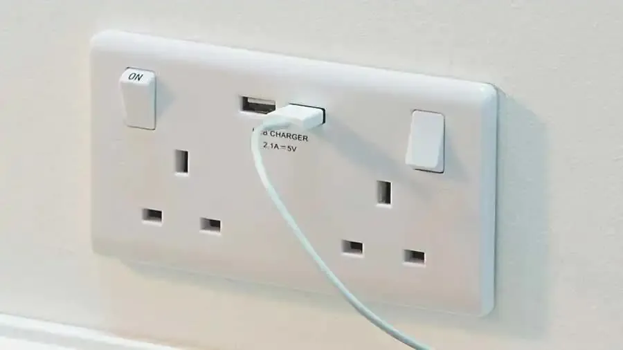 Nguy cơ tiềm ẩn từ ổ cắm điện USB mà nhiều gia đình bỏ qua - Ảnh 1.