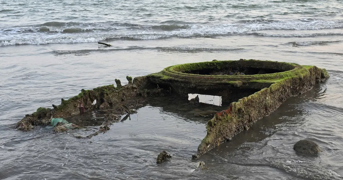 Xác xe tăng ở bãi biển Quy Nhơn sẽ được trục vớt