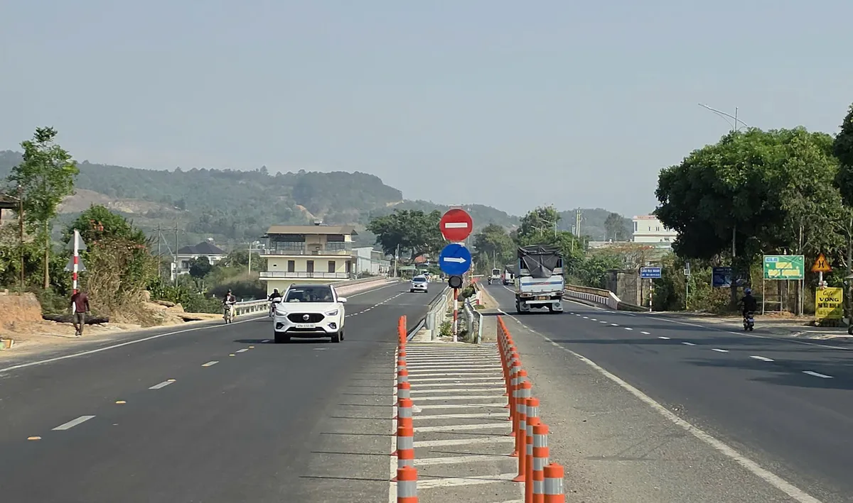 Xe được lưu thông qua cầu cạn đèo Mimosa Đà Lạt, cầu Đại Ninh và Đại Nga  - Ảnh 3.