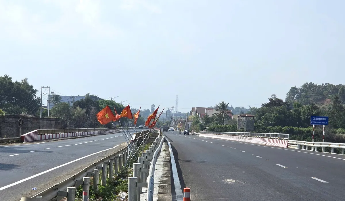 Xe được lưu thông qua cầu cạn đèo Mimosa Đà Lạt, cầu Đại Ninh và Đại Nga  - Ảnh 4.