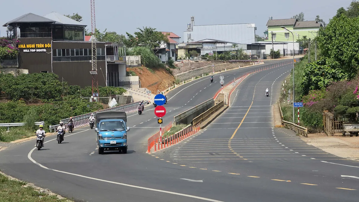 Xe được lưu thông qua cầu cạn đèo Mimosa Đà Lạt, cầu Đại Ninh và Đại Nga  - Ảnh 5.