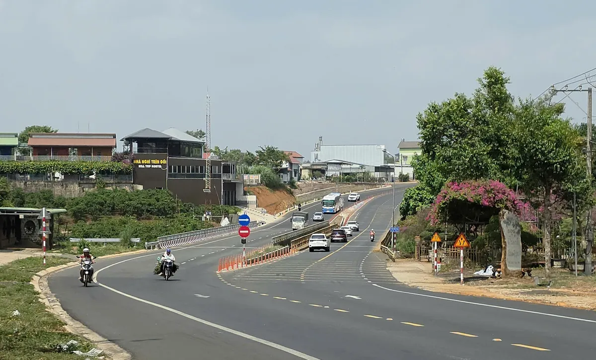 Xe được lưu thông qua cầu cạn đèo Mimosa Đà Lạt, cầu Đại Ninh và Đại Nga  - Ảnh 6.