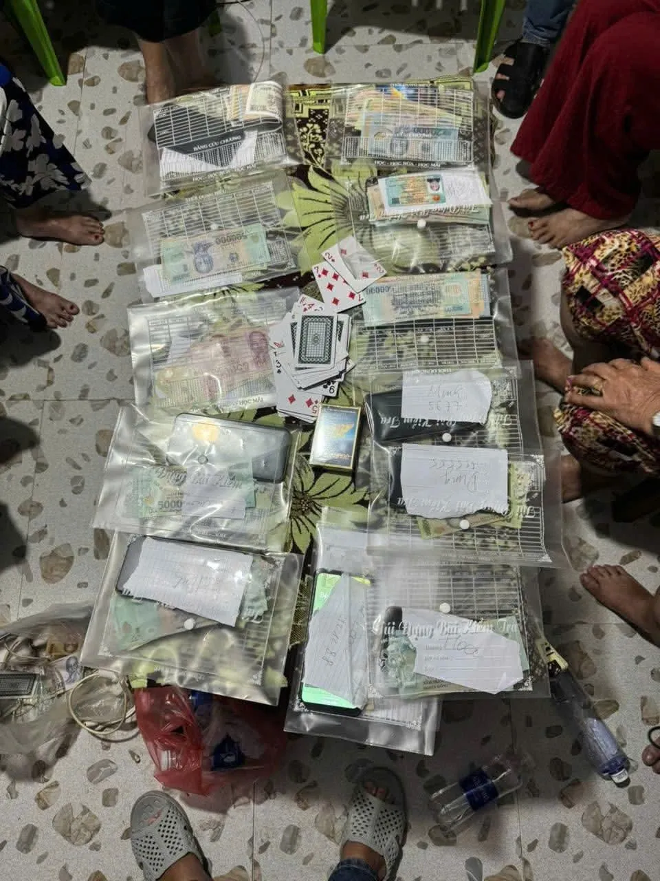 Đột kích sòng bạc trung tâm Đà Nẵng, bắt nữ nghi phạm thu tiền xâu trăm triệu- Ảnh 3.