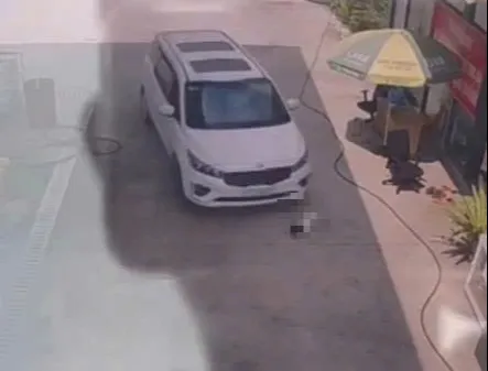 TP.HCM: Tài xế ô tô ôm cua cán tử vong bé gái 2 tuổi trong cây xăng- Ảnh 1.