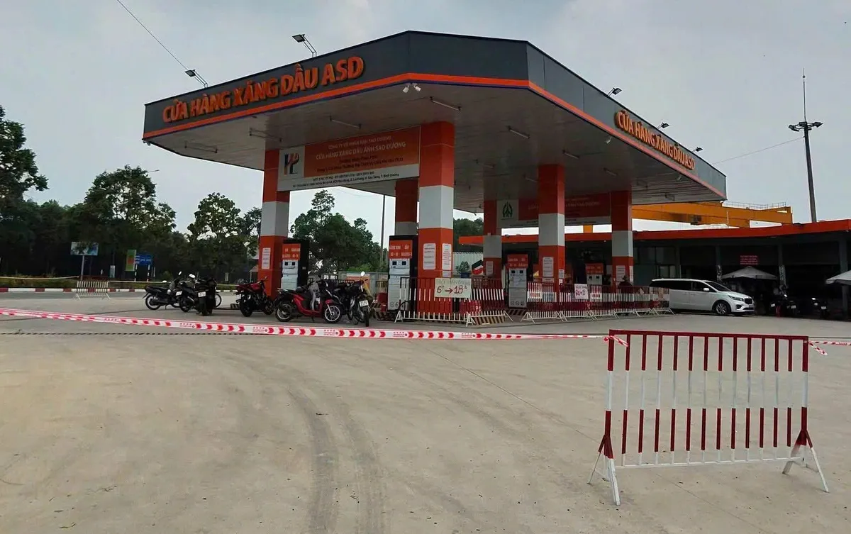 TP.HCM: Tài xế ô tô ôm cua cán tử vong bé gái 2 tuổi trong cây xăng- Ảnh 2.