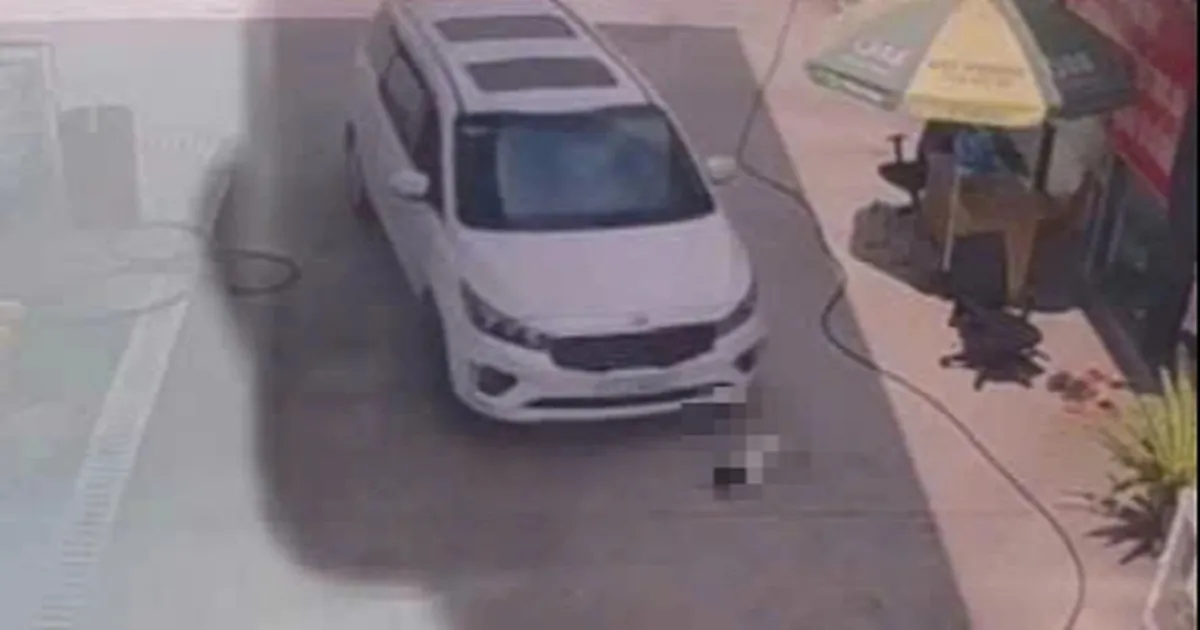 TP.HCM: Tài xế ô tô ôm cua cán tử vong bé gái 2 tuổi trong cây xăng