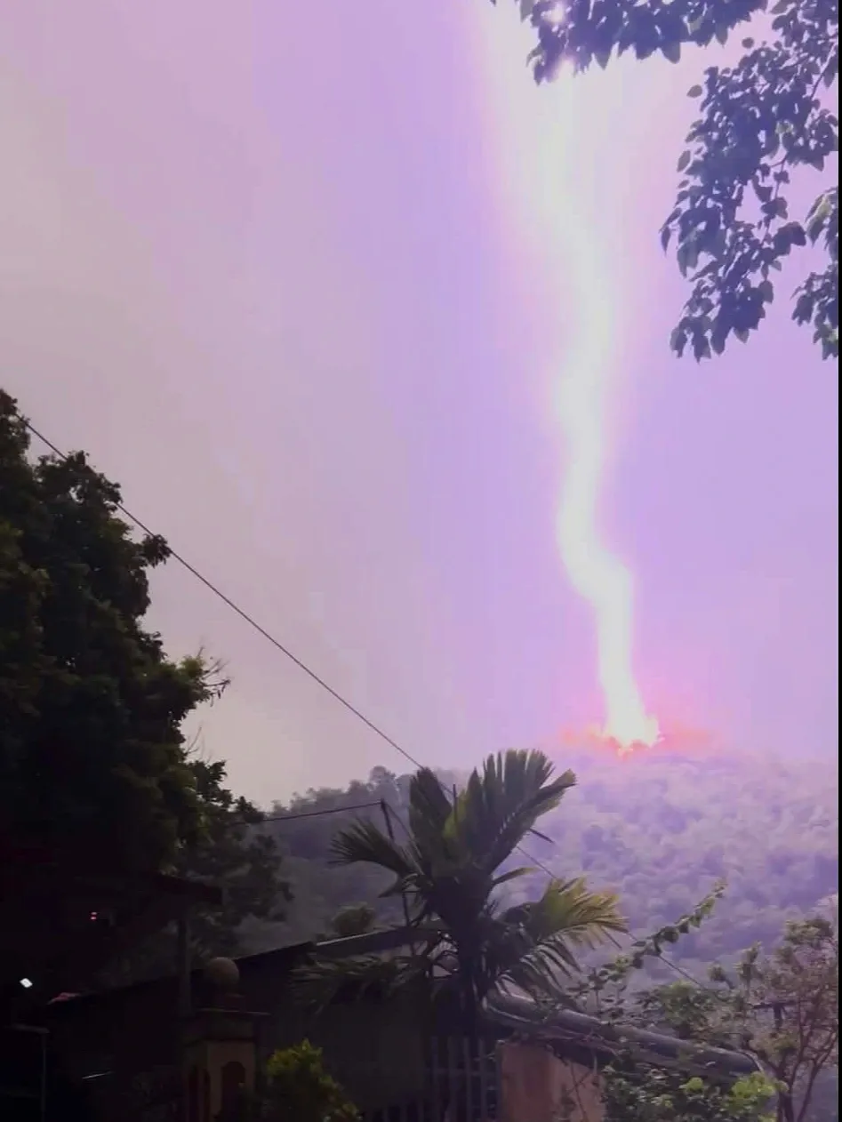 Mới sáng sớm giông sét đã xảy ra ở Thanh Hóa - Ảnh 1.