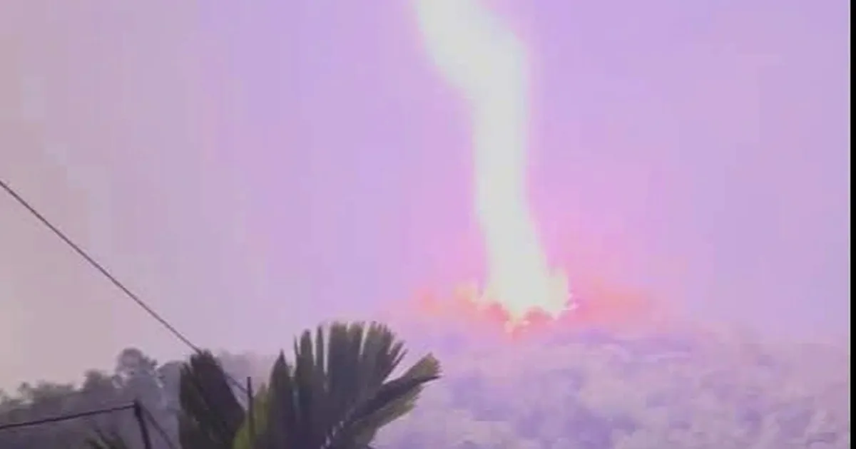 Thanh Hóa: Sét cực lớn đánh xuống đỉnh núi phía tây