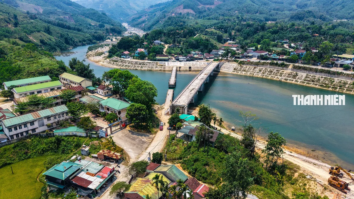 Cầu Sơn Mùa Quảng Ngãi chờ đường dẫn , dự án kéo dài đến năm 2026 - Ảnh 1.