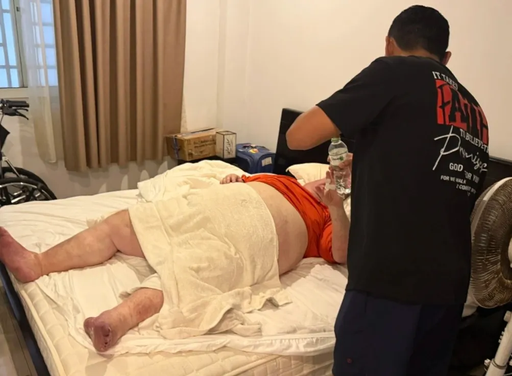 Đà Nẵng: Giải cứu du khách Mỹ nặng gần 300 kg mắc kẹt trong phòng vệ sinh- Ảnh 2.