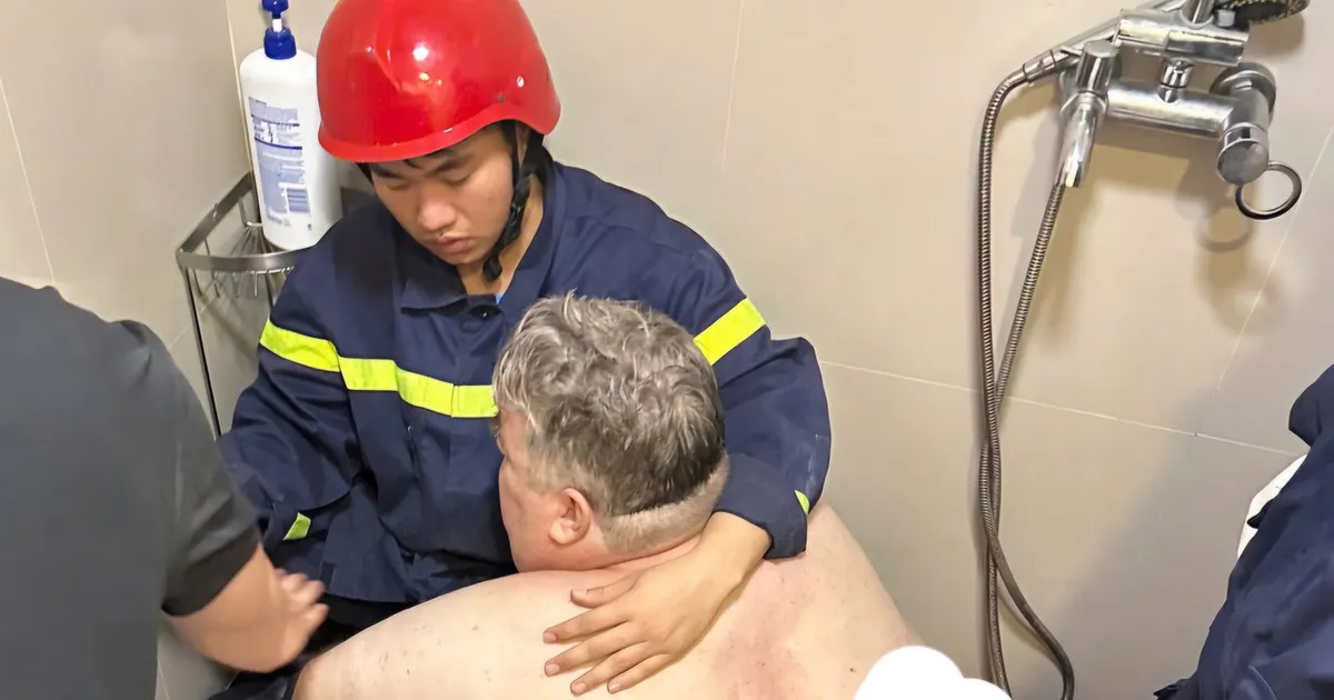 Giải cứu du khách Mỹ nặng gần 300 kg mắc kẹt trong phòng vệ sinh ở Đà Nẵng