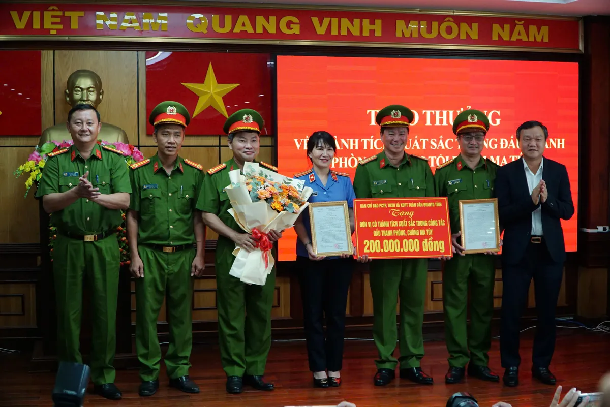 Triệt phá đường dây ma túy từ Lào về Việt Nam: Chủ tịch tỉnh thưởng ‘nóng’ - Ảnh 1.