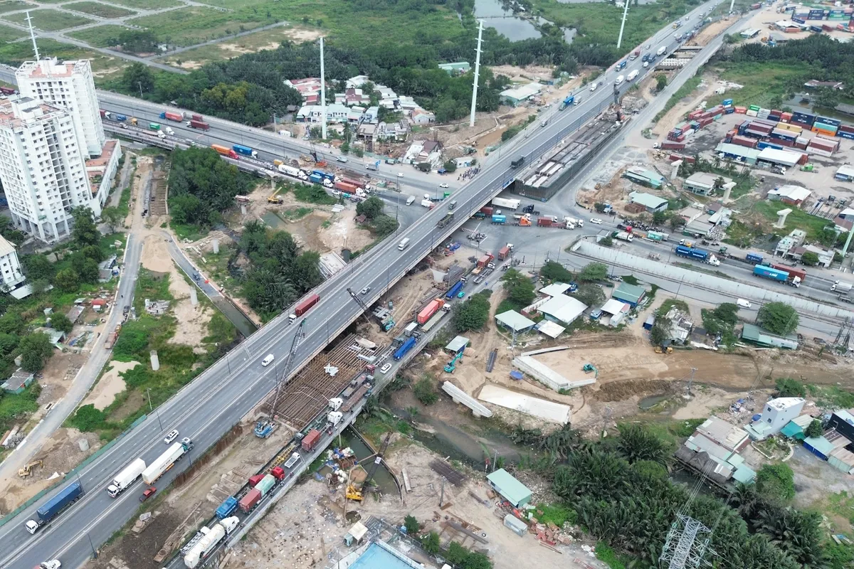 Nút giao Mỹ Thủy 4 tầng ở cửa ngõ cảng Cát Lái đạt 75% tiến độ, còn 'kẹt' 6 hộ dân - Ảnh 1.