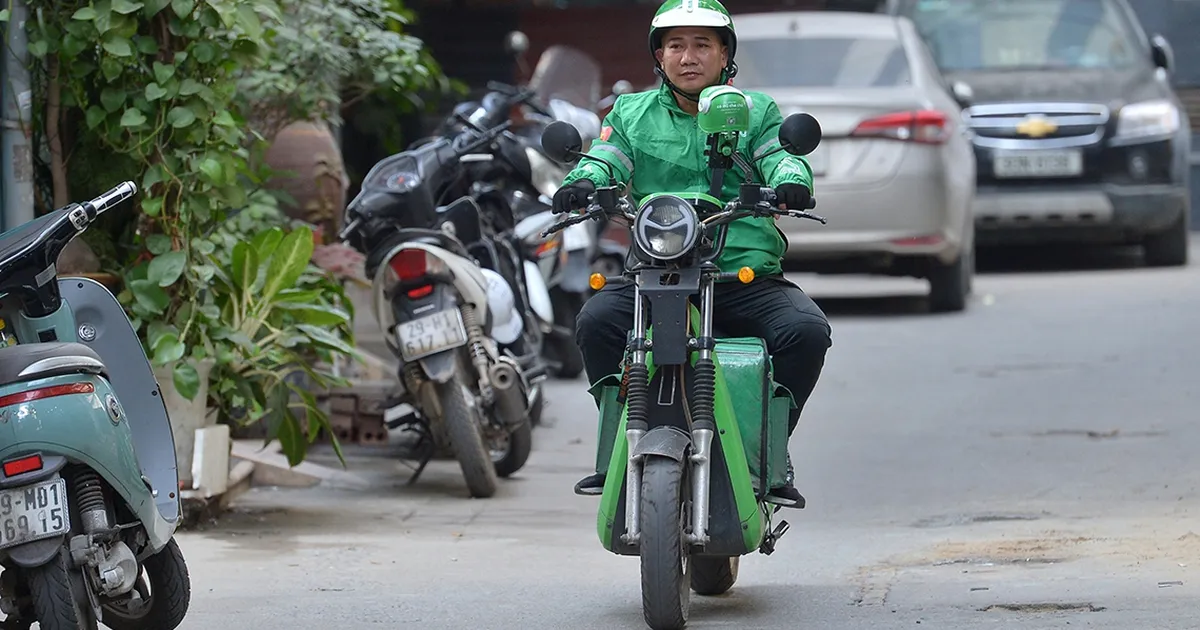 Hết 'gồng' nổi giá xăng, Grab thông báo tăng phụ phí