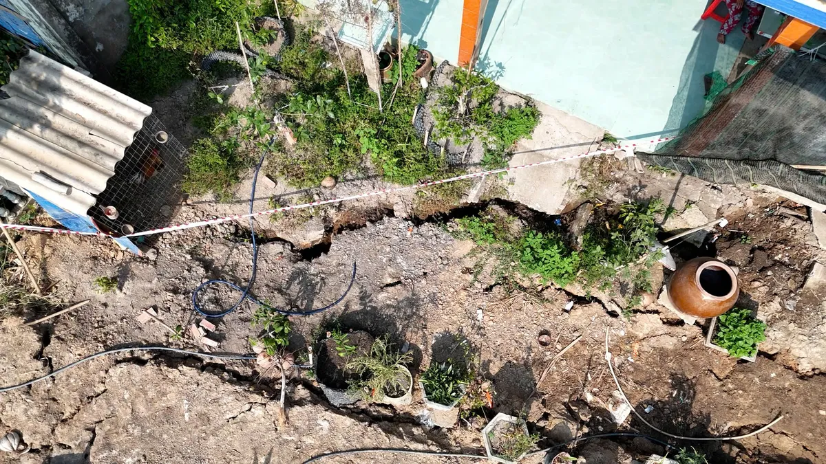 Sạt lở bờ sông Vàm Cỏ Tây lan rộng: Nhà nứt toác, dân sống trong nơm nớp - Ảnh 1.