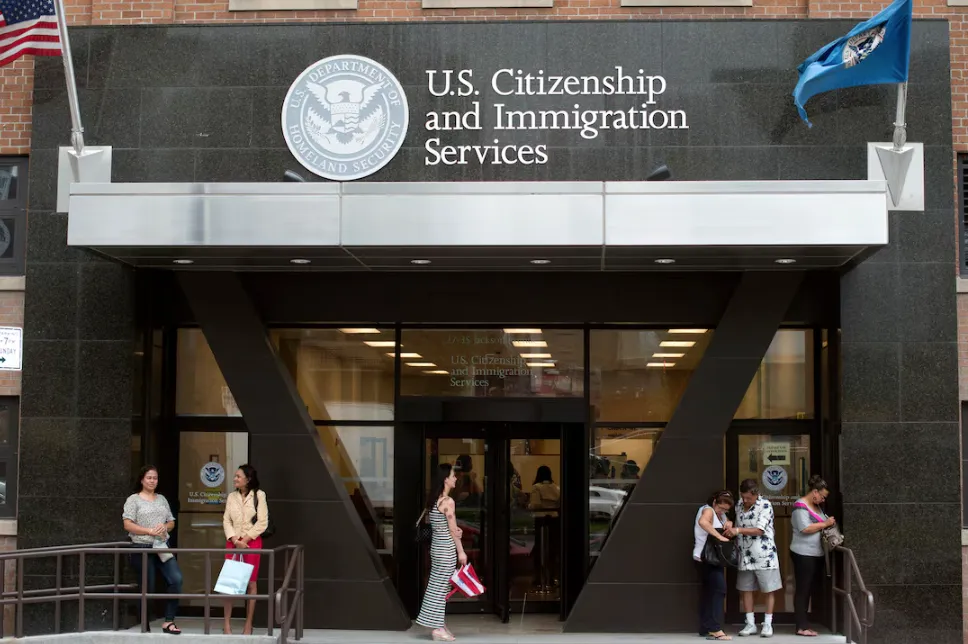 Mỹ rà soát thẻ xanh cấp dưới thời Tổng thống Biden , cảnh báo về gian lận - Ảnh 1.