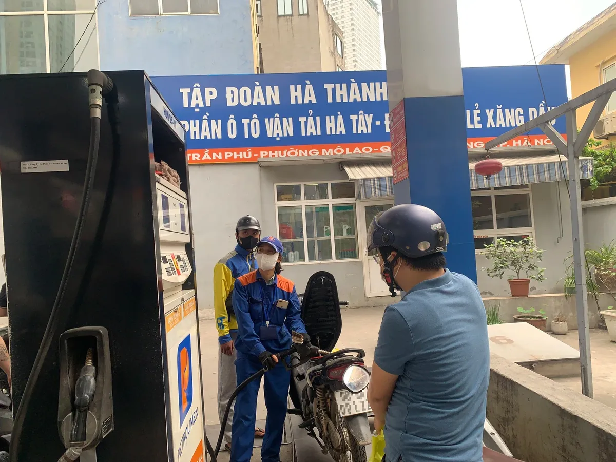 Giá xăng dầu đồng loạt giảm, có loại giảm hơn 1.000 đồng/lít - Ảnh 1.