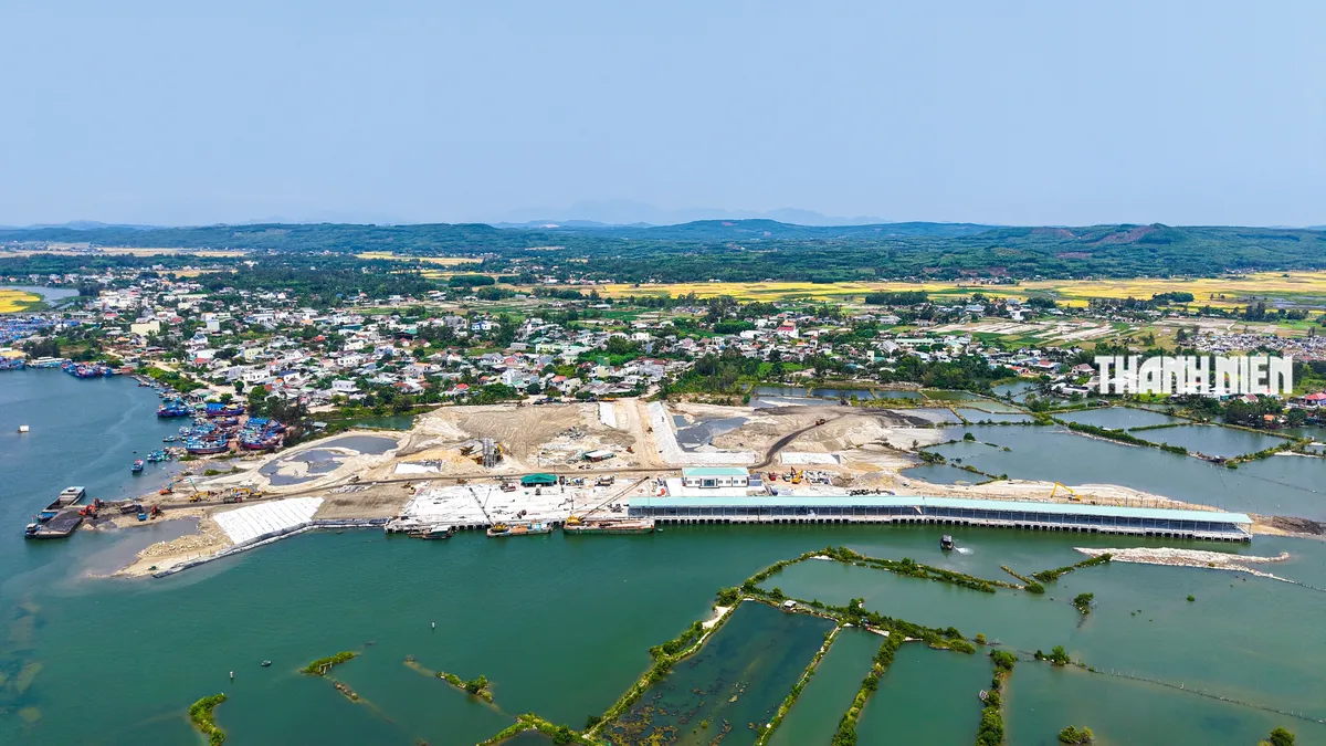 Cảng cá Tịnh Hòa vướng mặt bằng: Nửa tiến độ bị 'níu chân' - Ảnh 5.