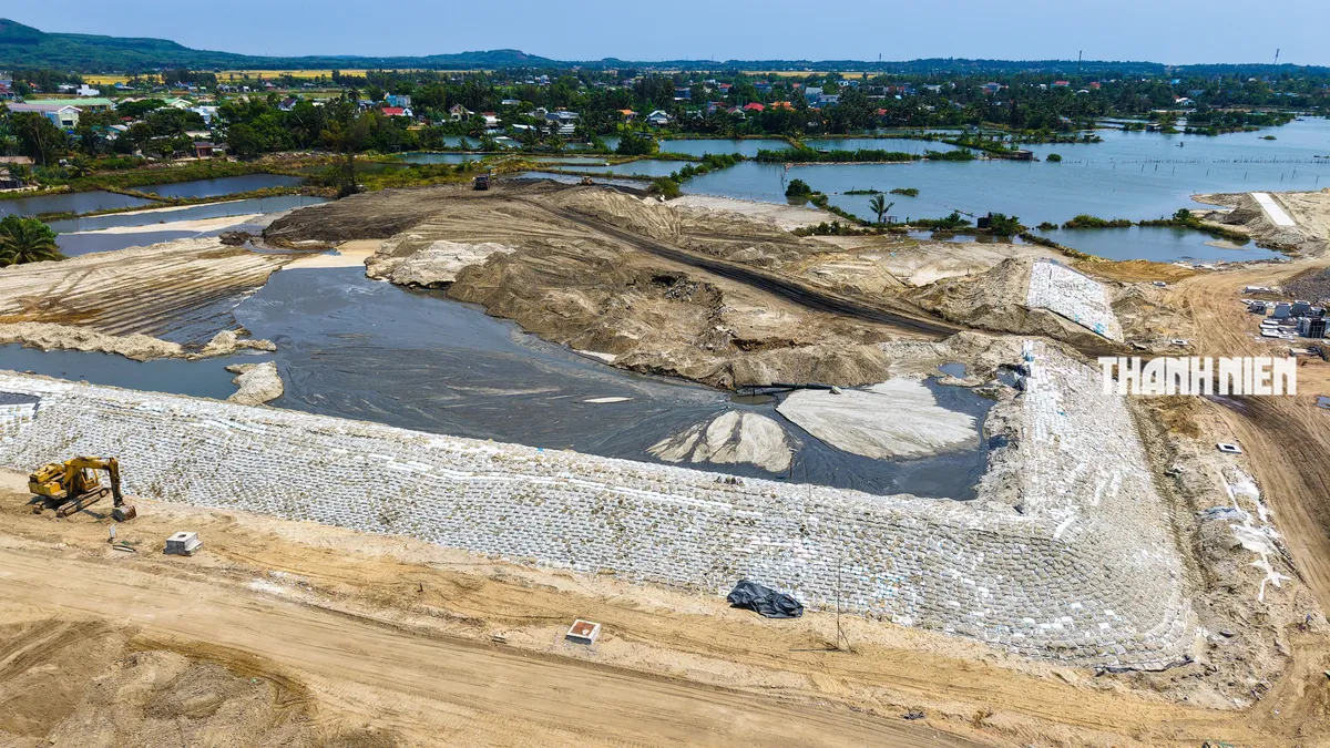 Cảng cá Tịnh Hòa vướng mặt bằng: Nửa tiến độ bị 'níu chân' - Ảnh 8.