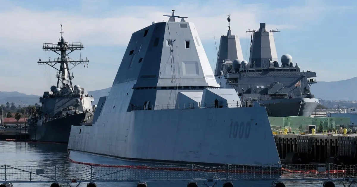 Siêu chiến hạm USS Zumwalt của Mỹ bị cháy