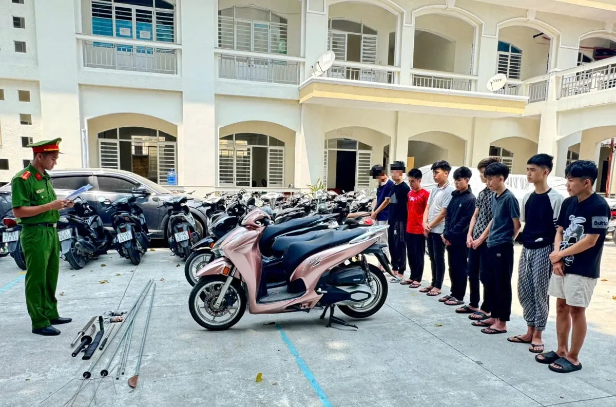 Đà Nẵng: Cầm súng truy đuổi nhau giữa đêm, 7 thiếu niên bị khởi tố - Ảnh 1.