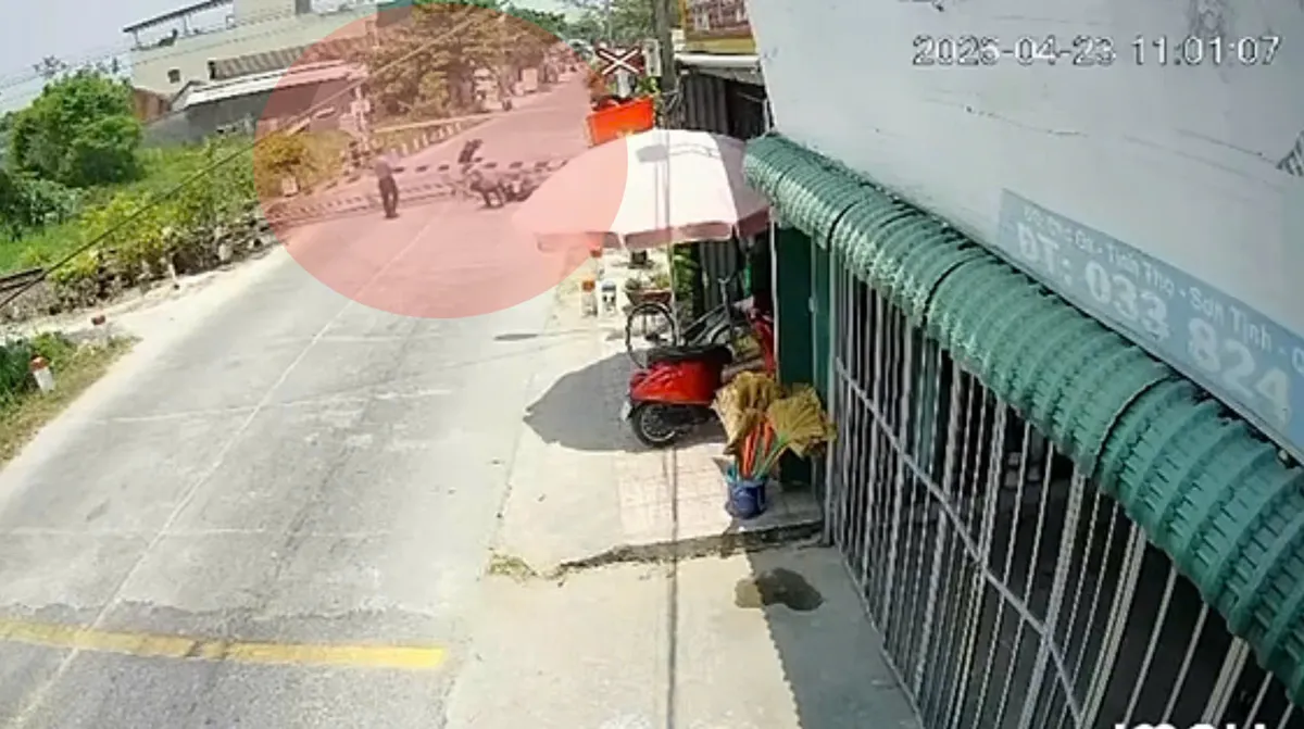 Liều lĩnh lái xe máy tông gãy gác chắn đường sắt khi tàu đang tới - Ảnh 1.