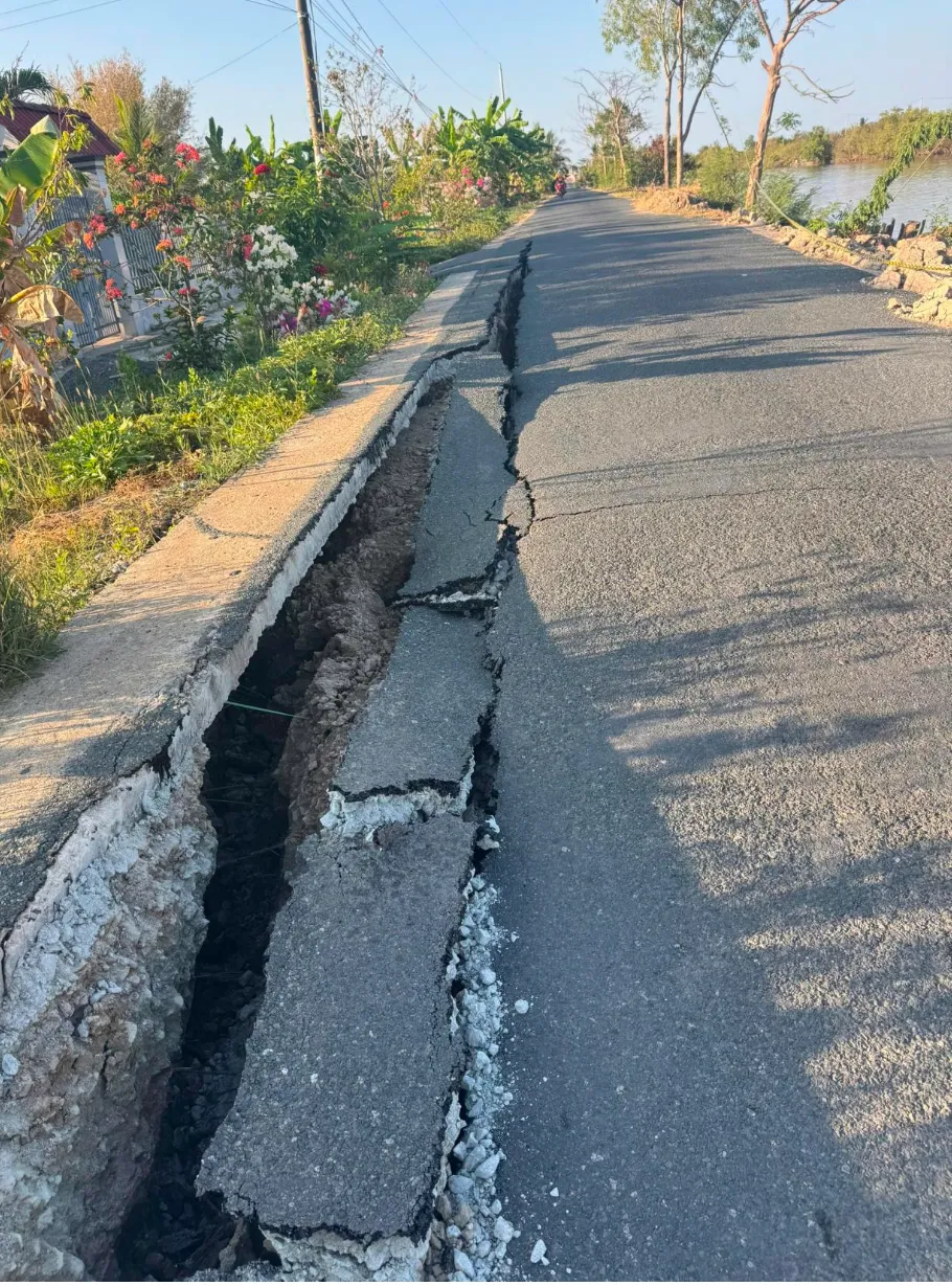 Lại xảy ra sụt lún lộ giao thông ở xã Cái Nước - Ảnh 1.