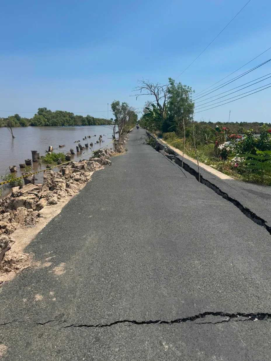 Lại xảy ra sụt lún lộ giao thông ở xã Cái Nước - Ảnh 2.