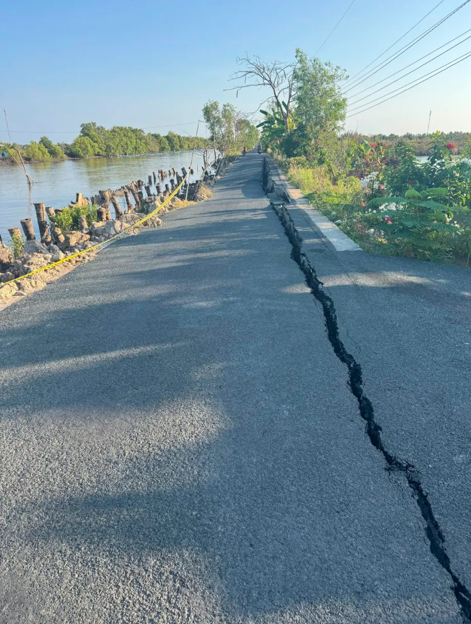 Lại xảy ra sụt lún lộ giao thông ở xã Cái Nước - Ảnh 4.