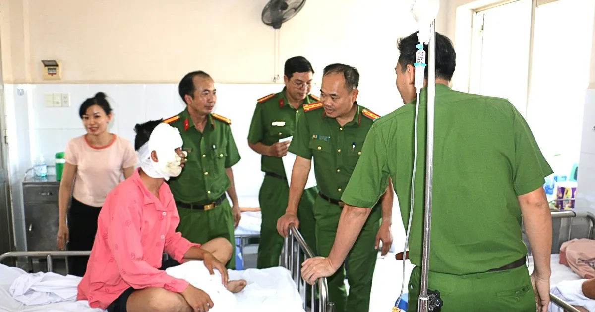 TP.HCM: Nổ thùng hóa chất khi chữa cháy, 2 chiến sĩ bị bỏng