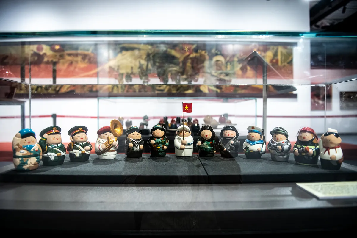 Xem tranh sơn mài về 'Quê hương và người chiến sĩ' dịp kỷ niệm 30-4 - Ảnh 7.