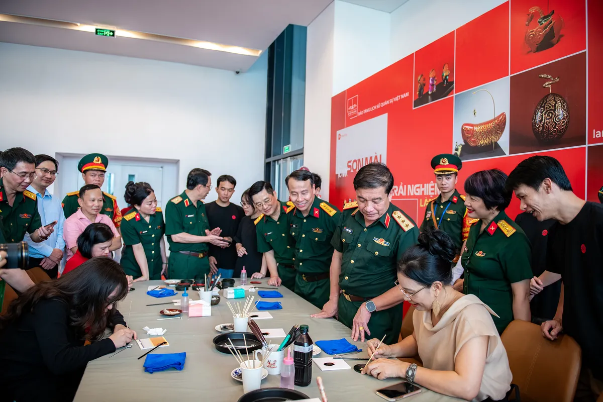 Xem tranh sơn mài về 'Quê hương và người chiến sĩ' dịp kỷ niệm 30-4 - Ảnh 8.