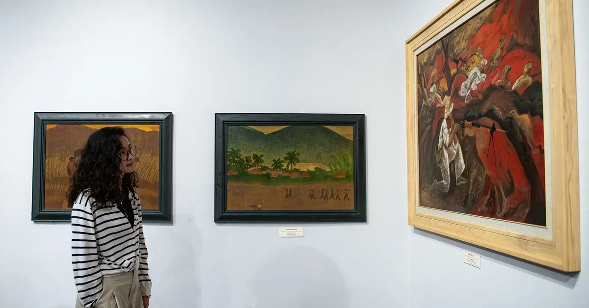 Xem tranh sơn mài về 'Quê hương và người chiến sĩ' dịp kỷ niệm 30-4