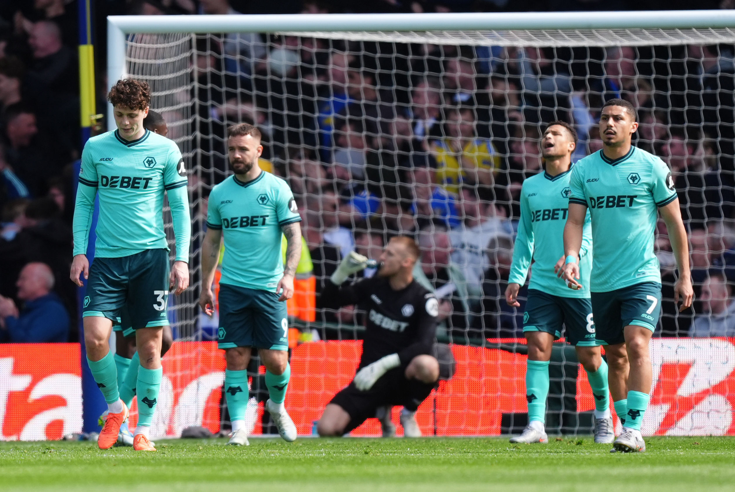 Xác định đội đầu tiên xuống hạng tại Premier League - Ảnh 1.