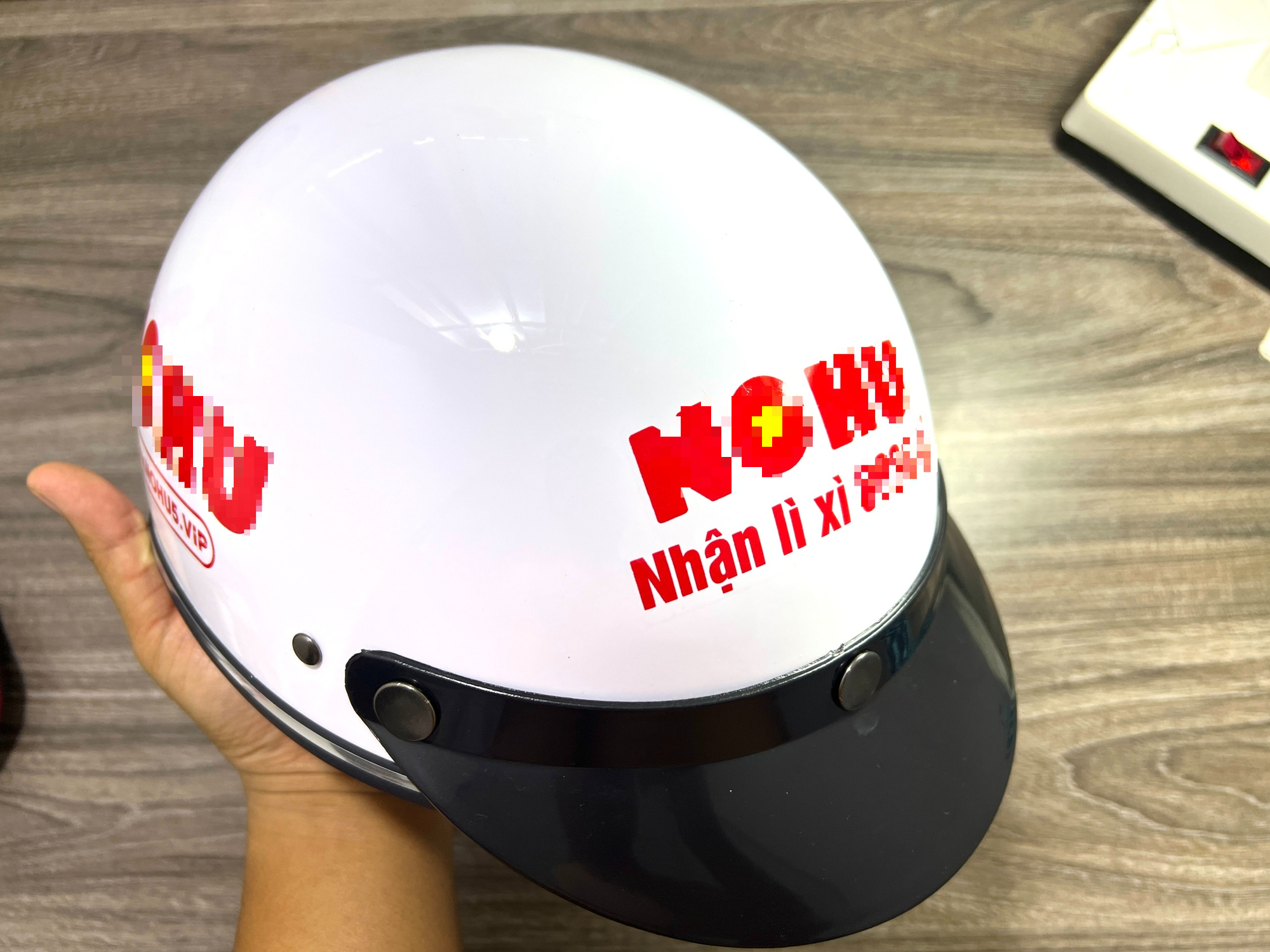 Biến con người thành 'bảng quảng cáo cờ bạc di động' - Ảnh 2.