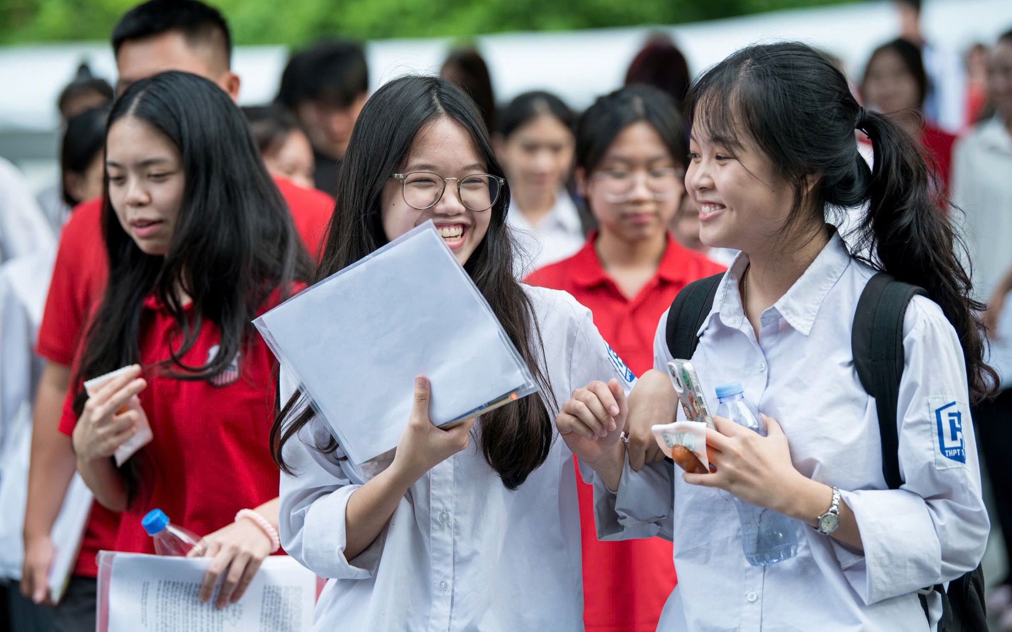 Xu hướng chọn môn thi tốt nghiệp THPT trái ngược của học sinh Hà Nội và TP.HCM - Ảnh 1.