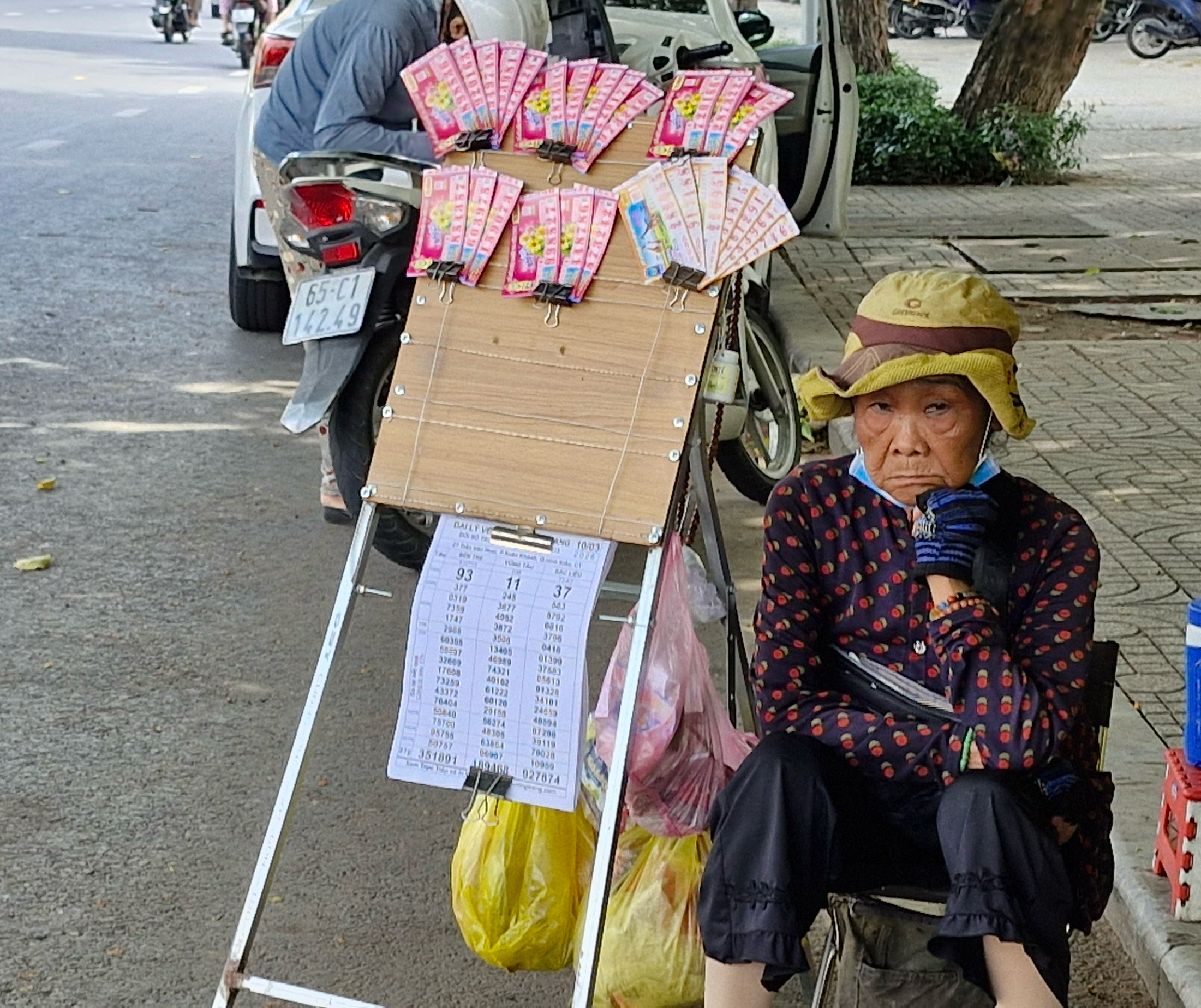 bán vé số - Ảnh 1.