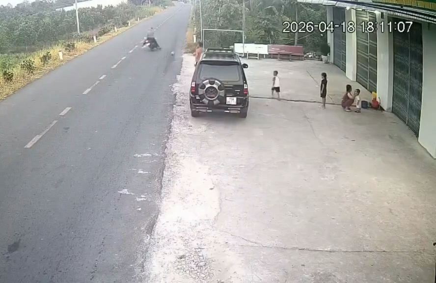 Bé trai đá bóng ra đường làm một người bị tai nạn tử vong, cơ quan chức năng nói gì? - Ảnh 1.