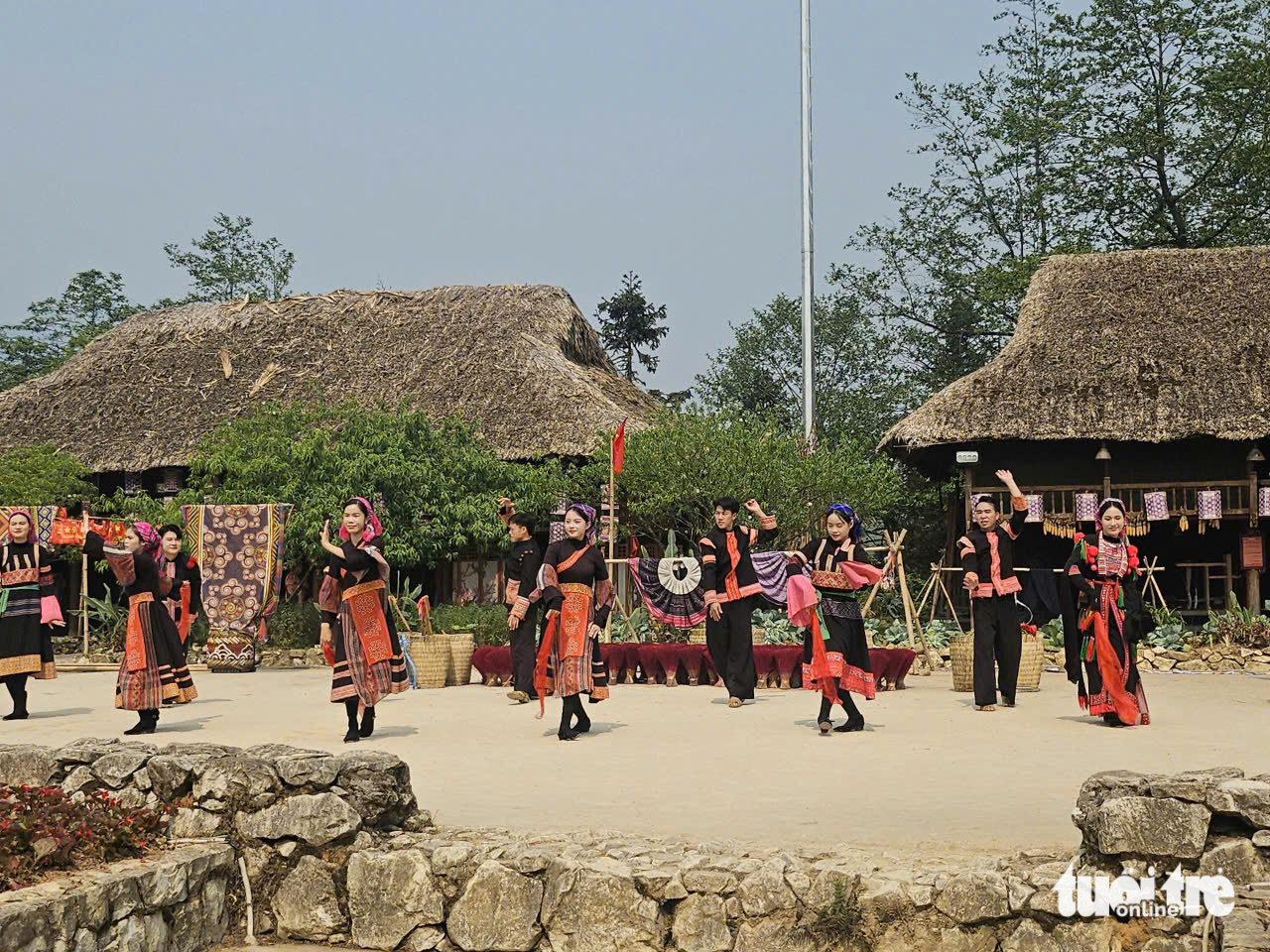 Nghỉ lễ, đến sống chậm ở Sa Pa - 'thị trấn nhỏ đẹp nhất thế giới' - Ảnh 2.