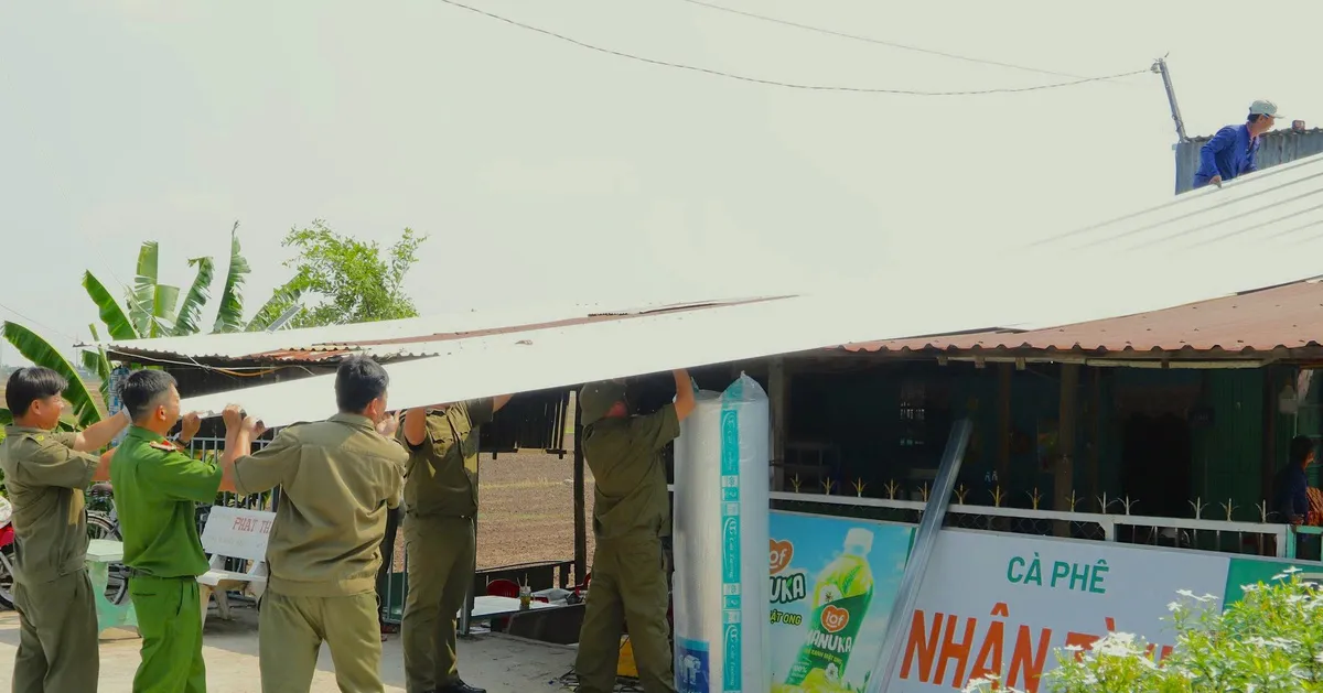 Đồng Tháp hỗ trợ 49 hộ dân bị tốc mái nhà sau trận mưa đầu mùa