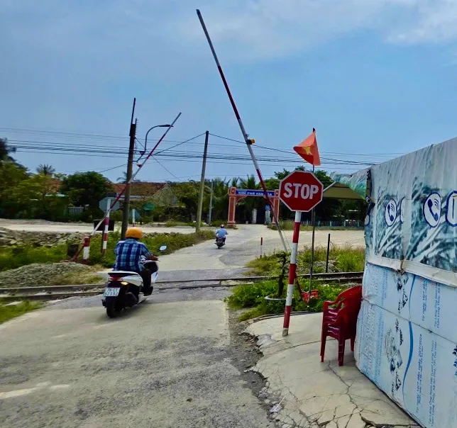 Có gác chắn 'bán chuyên' ở lối đi dân sinh qua đường sắt, bớt lo tai nạn - Ảnh 1.