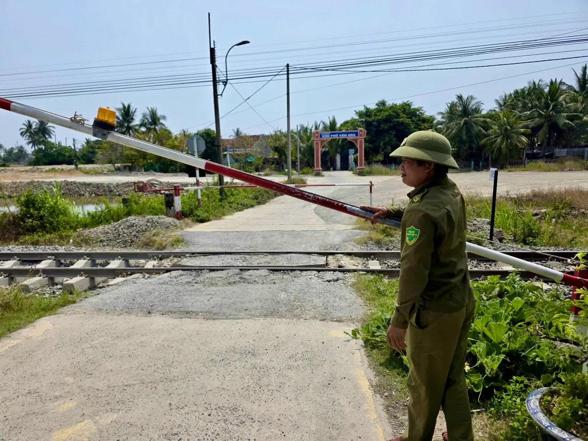 Có gác chắn 'bán chuyên' ở lối đi dân sinh qua đường sắt, bớt lo tai nạn - Ảnh 2.