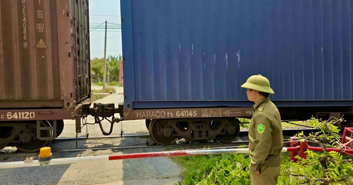 Có gác chắn 'bán chuyên' ở lối đi dân sinh qua đường sắt, bớt lo tai nạn