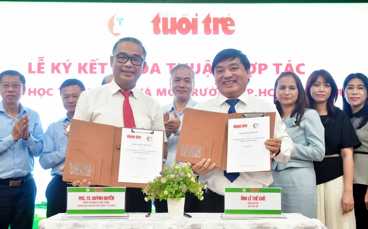 Báo Tuổi Trẻ ký kết hợp tác với Trường đại học Tài nguyên và Môi trường TP.HCM - Ảnh 1.