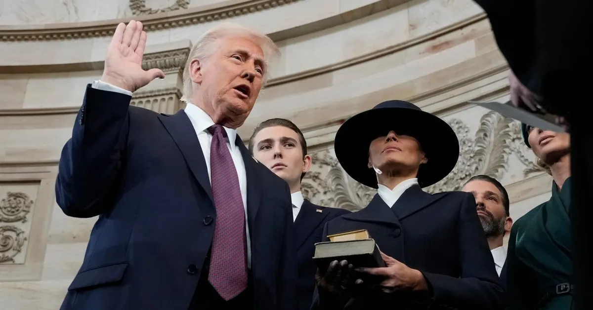 Video: Ông Trump livestream đọc Kinh Thánh sau tranh cãi với Giáo hoàng