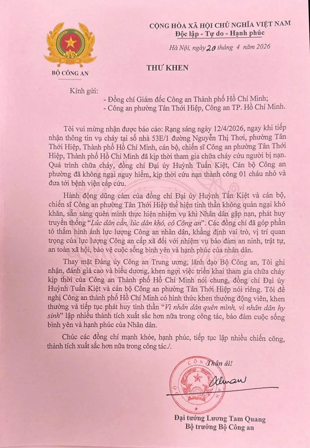 Đại tướng Lương Tam Quang biểu dương đại úy cứu người trong vụ cháy ở phường Tân Thới Hiệp - Ảnh 1.