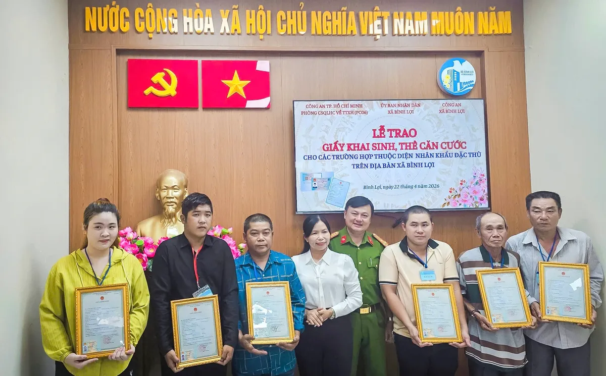 32 người thuộc diện nhân khẩu đặc thù tại xã Bình Lợi được cấp giấy khai sinh, thẻ căn cước - Ảnh 1.