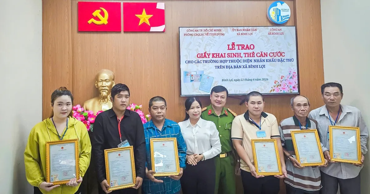 32 người thuộc diện nhân khẩu đặc thù tại xã Bình Lợi được cấp giấy khai sinh, thẻ căn cước